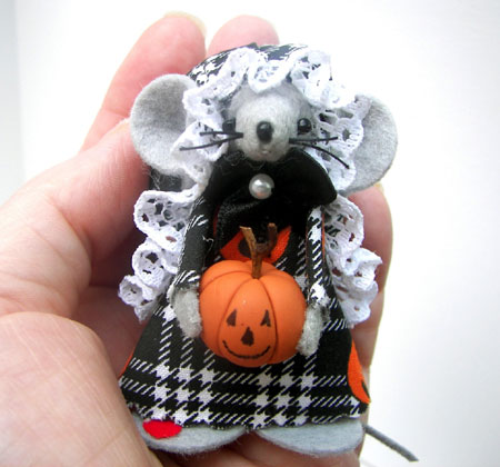 Pumpkin Carver Felted Mouse Figurine